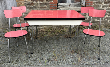 Ensemble table chaises formica bicolor gris rouge, pieds eiffel, années 50